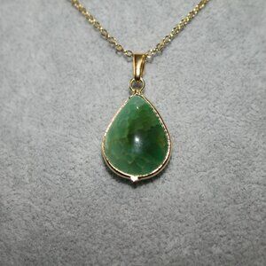 Green Teardrop Stone Pendant Necklace – Gold Trim